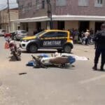 Idosa morre após moto conduzida pelo filho colidir com caminhonete em Iguatu; câmeras registram o acidente